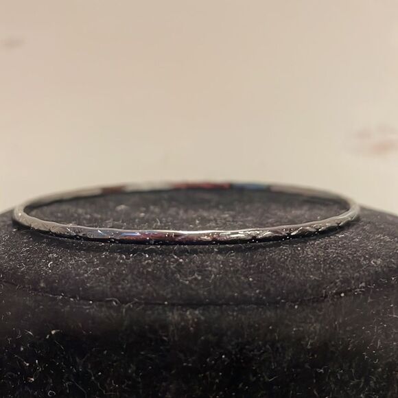 7.5” retro-1990s-solid gunmetal gray diamond textured stackable bangle bracelet - Picture 2 of 9